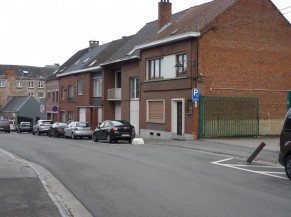 vue du parking PMR Rue du Rossignol, en face de l'entrée alternative