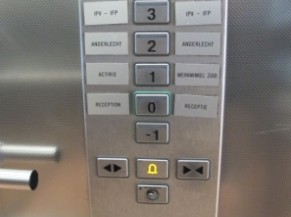Boutons de sélection à l'intérieur de l'ascenseur