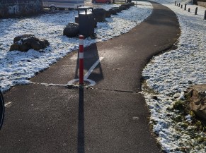 Entrée du circuit à Anhée, piste en asphalte avec du gazon de part et d'autre