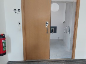 Porte avec dispositif pour ouvrir la porte et trompe l'œil sur le battant droit