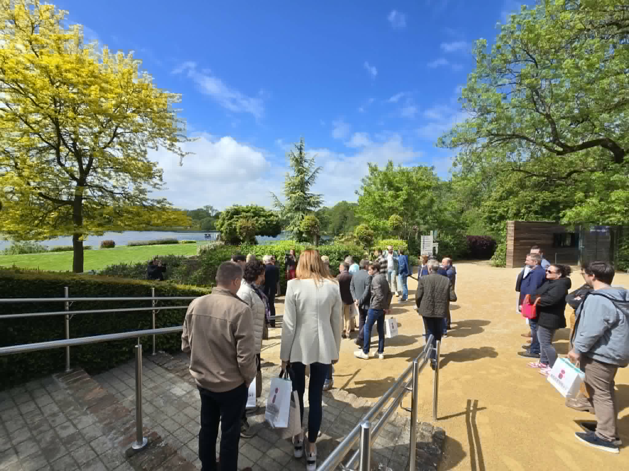 Les participants de la conférence de presse se dirigent vers le Lac de Bambois