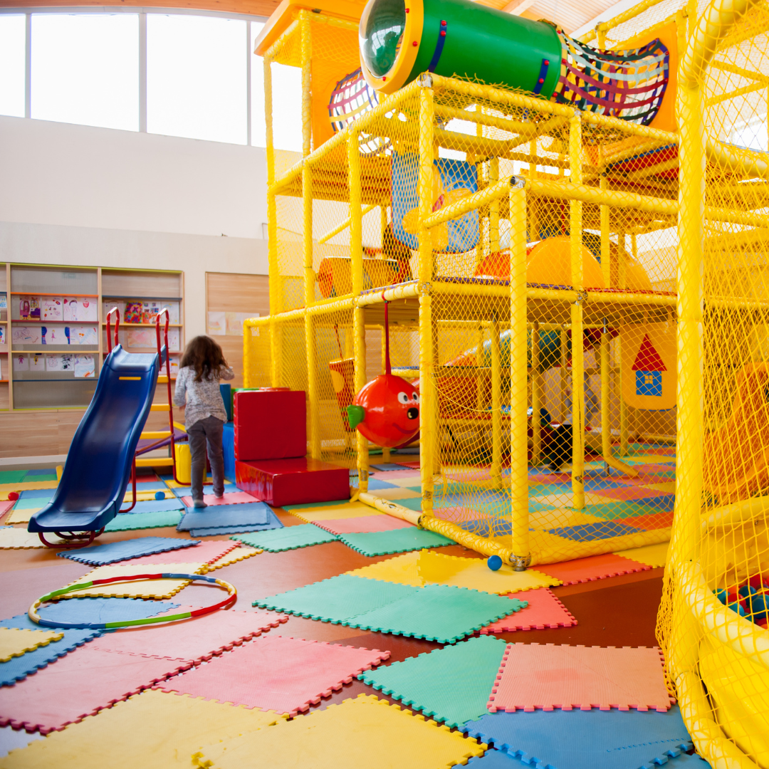 Plaine de jeux intérieur avec une petite fille